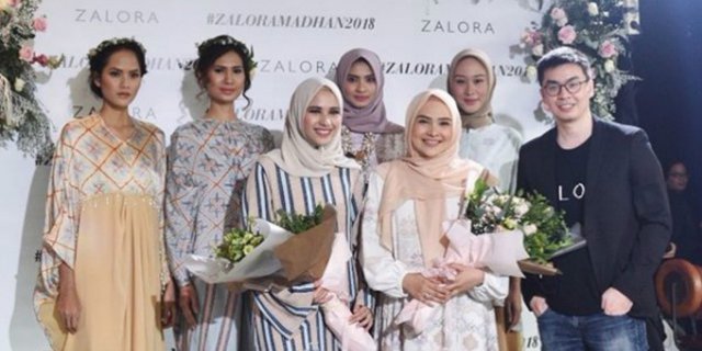 Percantik Ramadan dengan Busana Muslim Batik Bergaya Modern