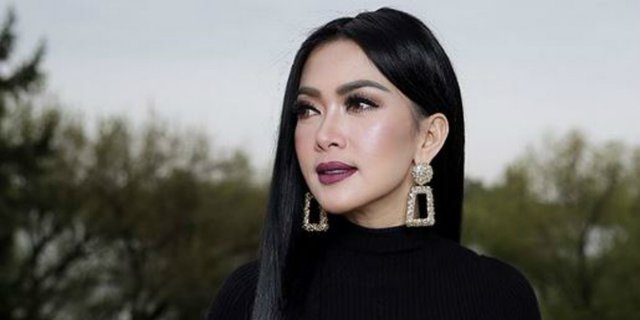 Terlihat Mewah, Ternyata Harga Anting Syahrini Murah Banget!