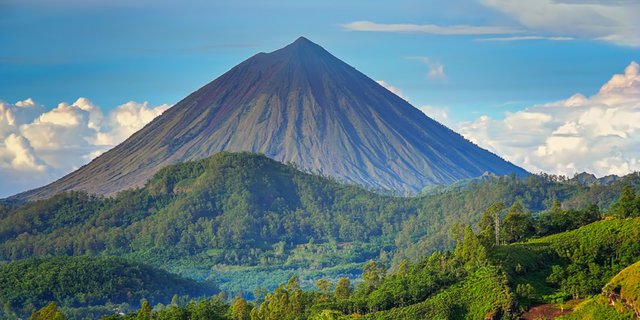 Melihat Gunung Meletus dari Jarak Dekat di NTT