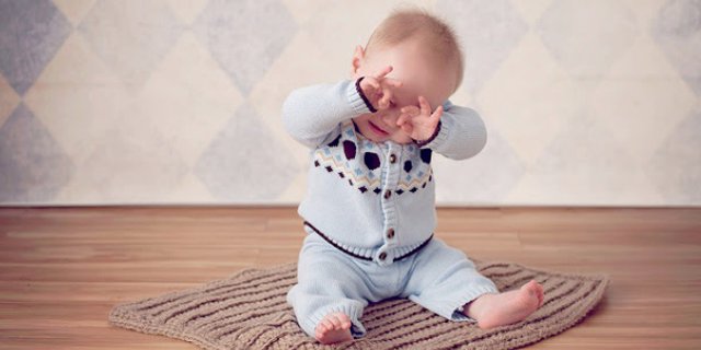 Kenali Kebiasaan Bayi Menggosok Mata