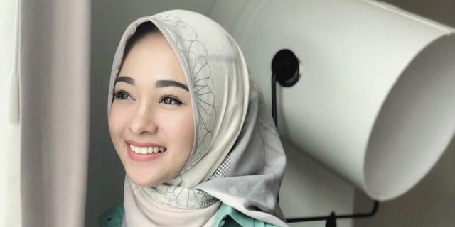 5 Gaya Hijab Simpel Poppy Bunga, Cocok Buat Bumil Ogah Ribet