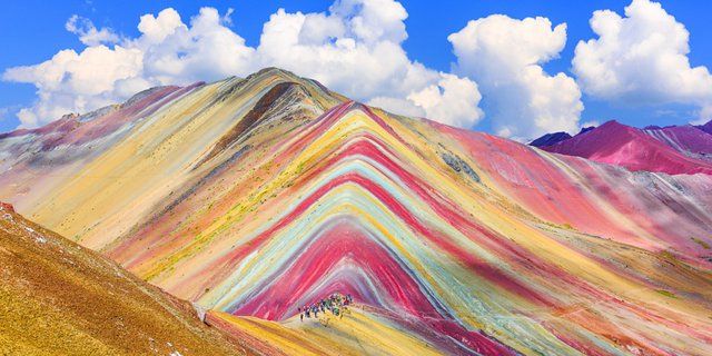 Bukan Editan, Gunung Ini Warna-warni bak Pelangi