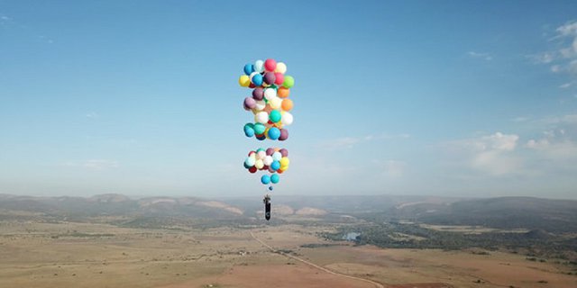Lintasi Afrika, Pria Terbang dengan 100 Balon Gas