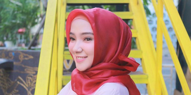 Hijab Merah, Rahasia Puasa Ramadan Tetap Terlihat Segar