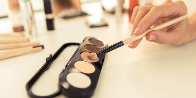 Hindari 5 Kesalahan Makeup Agar Tidak Berantakan Saat Panas