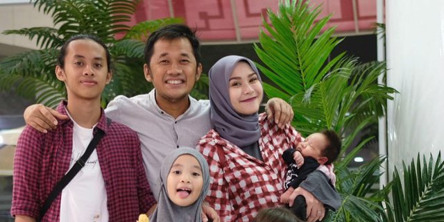 'Rusuh' nan Kocak, Intip Sesi Foto Keluarga Hanung dan Zaskia