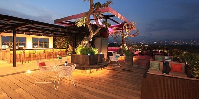 Sensasi Buka Puasa di Roof Top Sky Bar Moxy Bandung