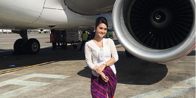 Viral, Pramugari Cantik Sholat Tarawih di Pesawat