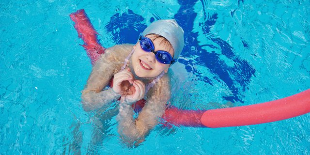 Permainan Seru Wajib Dicoba untuk Latih Si Kecil Berenang