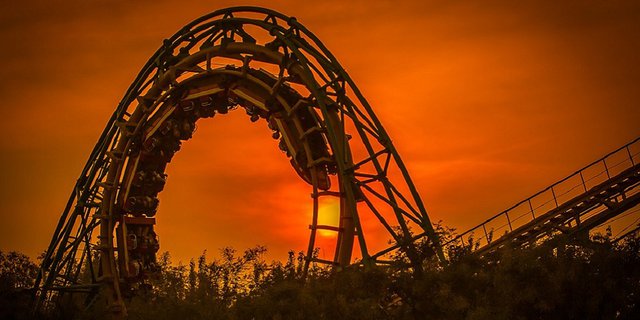 Roller Coaster Berhenti di Ketinggian, Semua Histeris