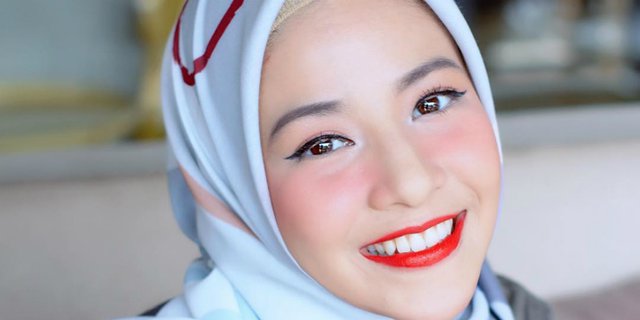 3 Keuntungan Hijaber Punya Lipstik Merah