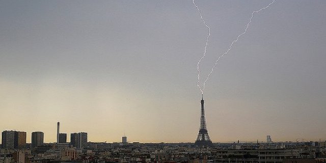 Viral, Foto Menara Eiffel Disambar Petir Raksasa