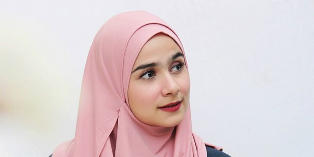 3 Style Hijab Anti Gerah Saat Puasa Ala Istri Hengki Kurniawan