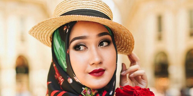 Tips Padupadan Warna Bibir dan Hijab