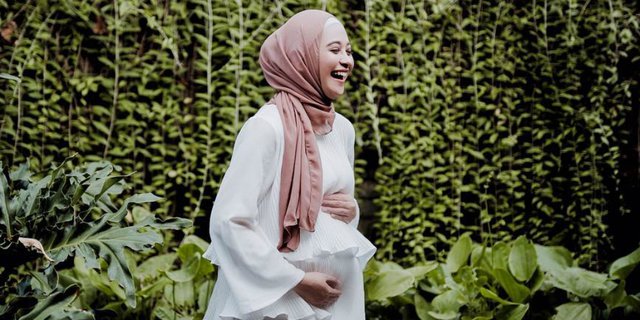 Gaya Hijab Maternity Poppy Bunga, Simpel dan Elegan