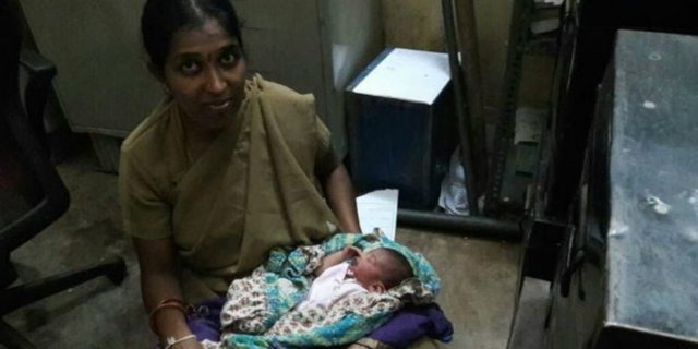 Trenyuh, Polisi Wanita India Susui Bayi yang Ditelantarkan