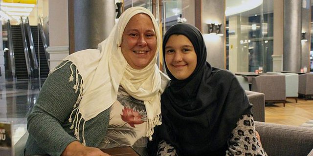 Solidaritas Ramadan, Wanita Non Muslim Ikut Tantangan Berhijab