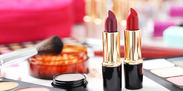 Manfaatkan Lipstik Merah Sebagai Pengganti Concealer