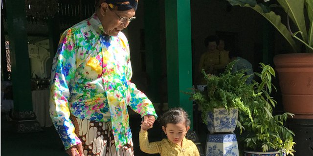 Gemasnya Cucu Sri Sultan HB X Jalani Tradisi Sungkeman