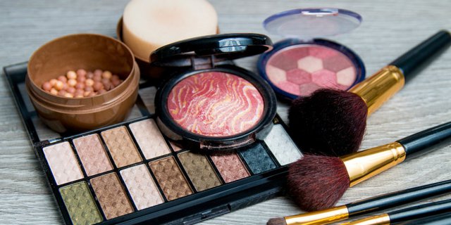 Triks Mempersiapkan Wajah Berminyak Sebelum Aplikasikan Makeup