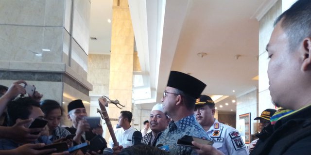 Anies Baswedan Dihadiahi Tongkat Berkepala Macan dari Afrika