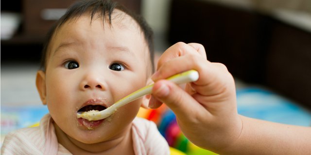 Bahaya Memberi Makanan Padat Demi Bayi Tidur Lelap