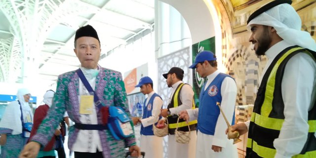 Jemaah Haji Asal Solo Sempat Tertahan di Bandara Madinah