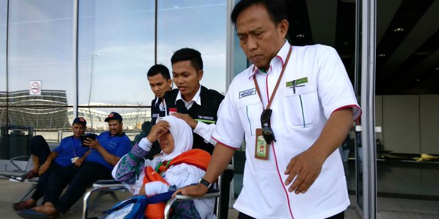 Tangis Asmia Kehilangan Ibunda Setibanya di Tanah Suci