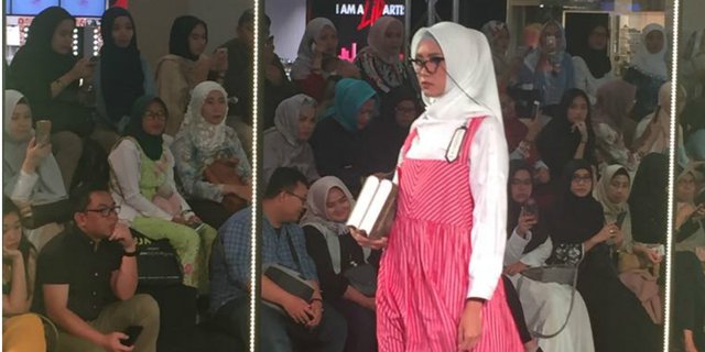 Irna Mutiara Pamerkan Koleksi 'Librarian Look' di JMFW 2018