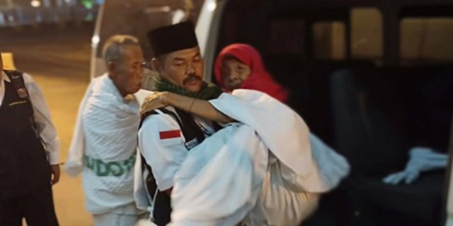 Kisah Petugas Haji Gendong Jemaah Renta Sampai Menangis