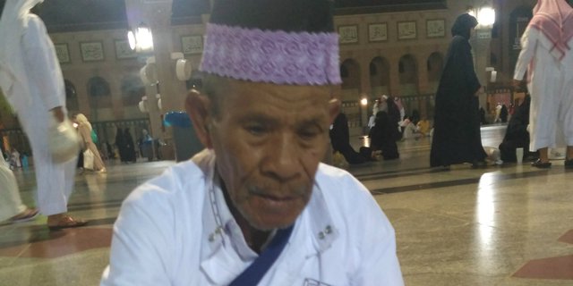 Penantian Kakek Renta di Masjid Nabawi