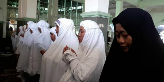 Jemaah Haji Sholat Ghoib untuk Korban Gempa Lombok