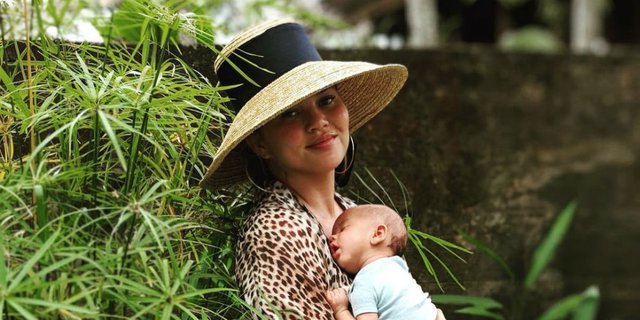 Istri John Legend Belajar Gendong Bayi ala Indonesia