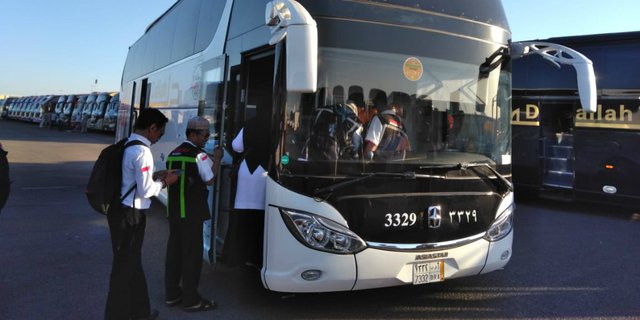 Suka Duka Sopir Bus Sholawat di Tanah Suci