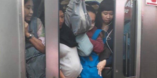 Viral! Foto Ibu Hamil di Ujung Pintu Kereta Bikin Ngilu