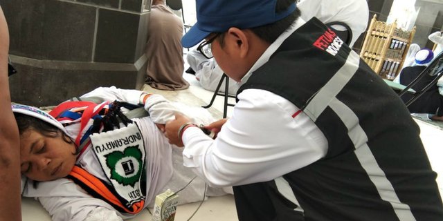 Jemaah Haji Indonesia Pingsan Saat Tawaf Di Masjidil Haram