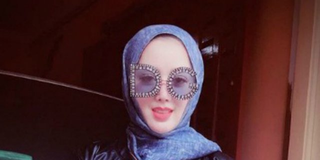 Pakai Cadar, Mata Tiara Dewi Jadi Sorotan