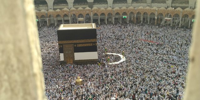 Viral, Pria Berihram Nekat Buka Pintu Kabah Berujung Tragis