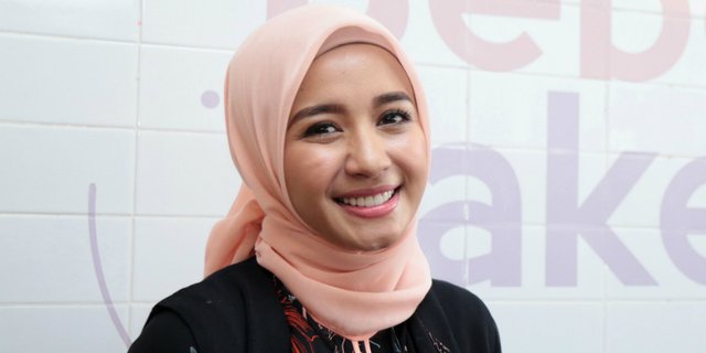Gaya Hijab Simpel ala Laudya Cynthia Bella Buat ke Pantai