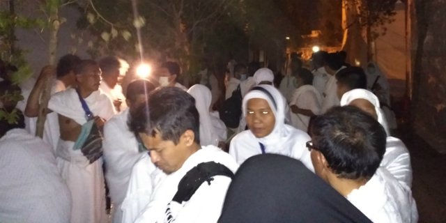 Arafah Diguyur Hujan Lebat dan Angin Kencang, Jemaah Haji Berhamburan