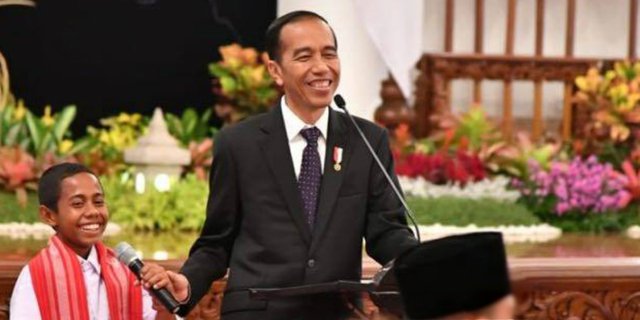 Cerita Kocak Bocah Pemanjat Tiang Bendera di Depan Jokowi
