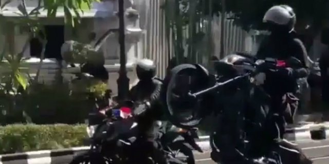 VIDEO: Bukan Stuntman, Dua Freestyler Keren Ini Adalah Polisi
