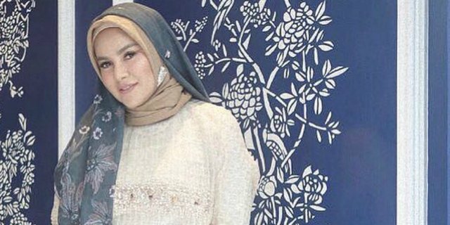 Kenakan Hijab Bareng Dewi Sandra, Kecantikan Olla Ramlan Bikin Meleleh