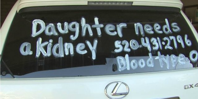 Ibu Sulap Mobil Jadi Billboard Demi Ginjal untuk Putrinya