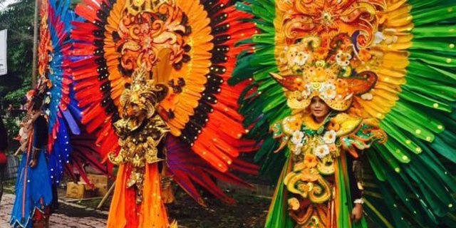 Kostum Bunga Daur Ulang Ramaikan Malang Flower Carnival