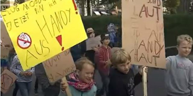 Orangtua Selalu Main Ponsel, Anak-anak Jerman Demonstrasi
