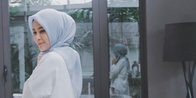 Inovasi Baru, Restu Anggaraini Ciptakan Hijab Anti Air 