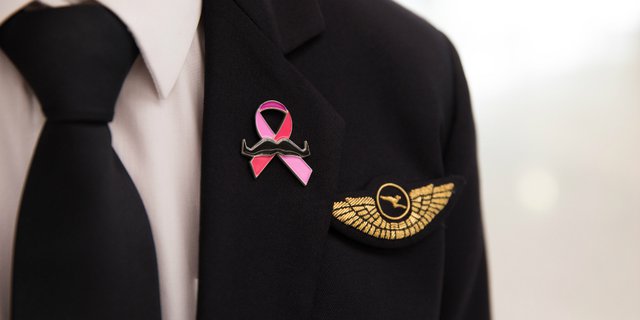 Nuansa Pink dan Kumis di Penerbangan Qantas