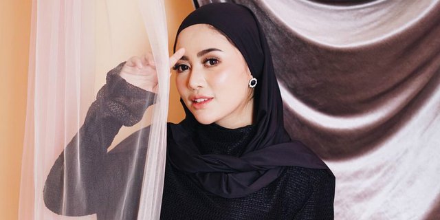 Baru Berhijab, Intip Gaya Bos Sate Taichan Rachel Vennya