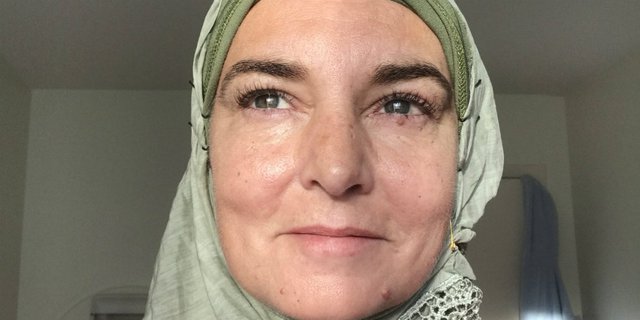 Baru Masuk Islam, Gaya Hijab Sinead O'Connor Curi Perhatian